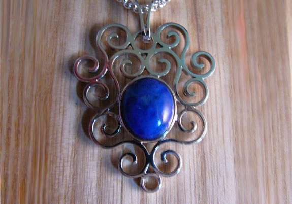 Hanger, 925 zilver met lapis lazuli cabochon, 36 x 30 mm